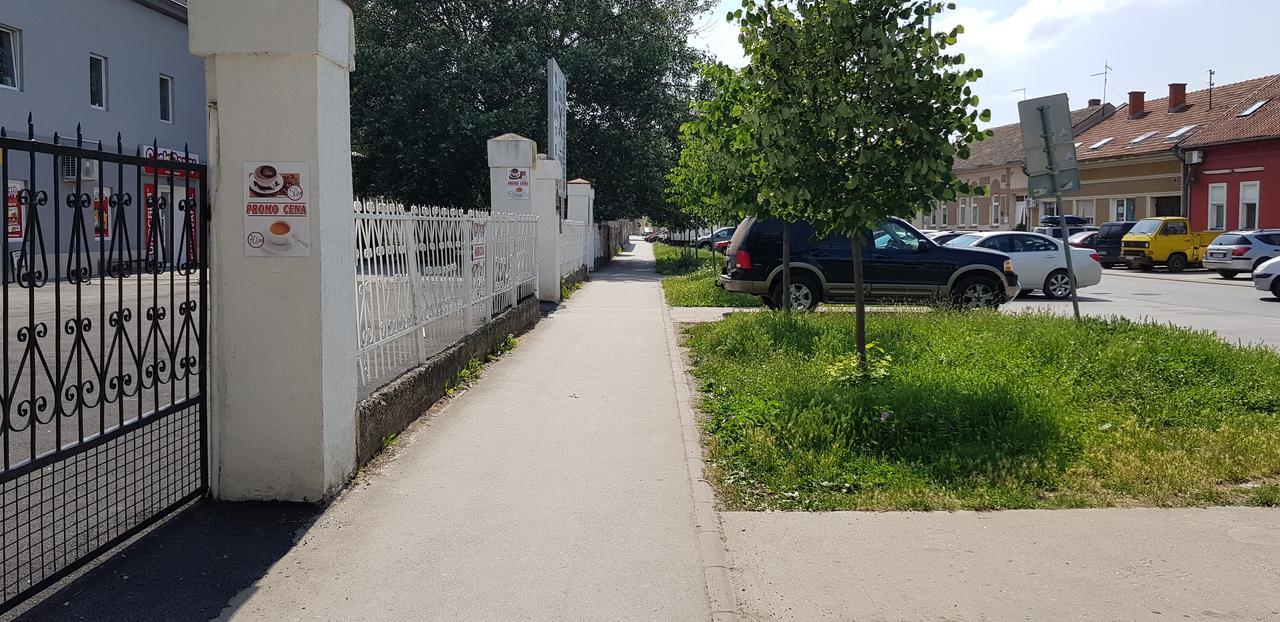 Dnd-X Hotel Pancevo Luaran gambar